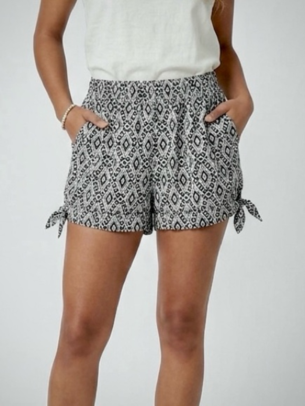 Joe B by Joe Benbasset Boho Geometric Print Side Tie Shorts w/ Pockets Size M